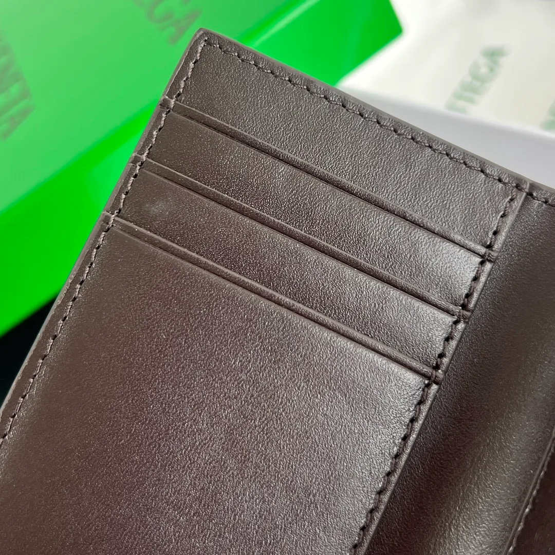 B's new big card holder 649602 is an essential carry-on for everyone. The body of the bag is made of cowhide and has a smooth texture. It has 6 card slots. There is also a compartment in the middle to put some money. It is a very lightweight card holder. Nowadays, the bags we carry are getting smaller and smaller. One card holder can satisfy them all. There are also many color options. There is always one you like. Size: 11x7.5 p496